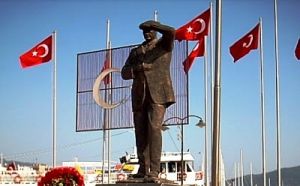 Αγαλμα του Κεμάλ, ένα από τα πολλά ανάλογα αγάλματα που είναι διασκορπισμένα σε ολόκληρη την Τουρκία.