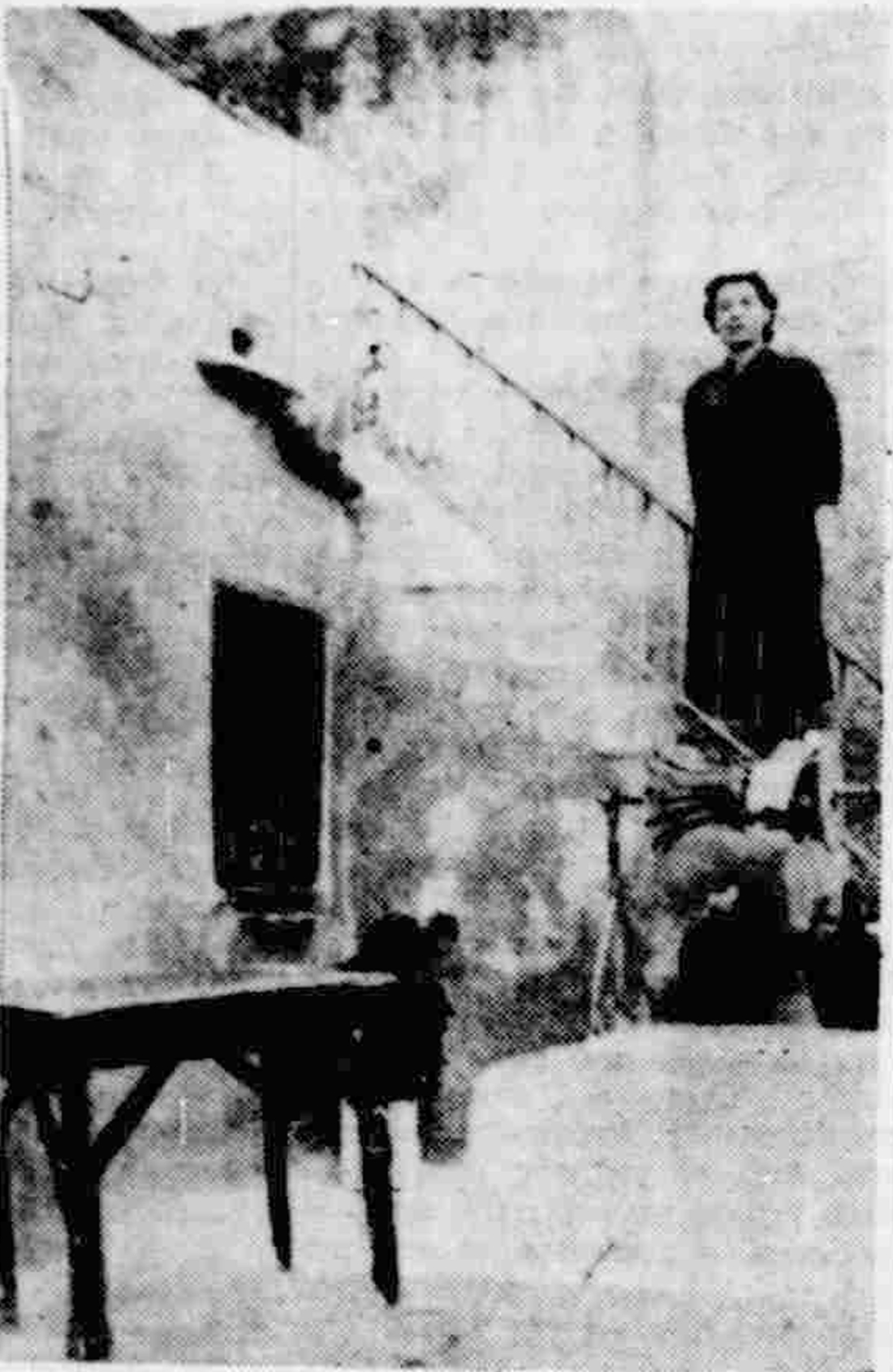 Φωτογραφία του τραπεζιού του Παπαδιαμάντη στο σπίτι της Δεξαμενής, από την εφημερίδα Ακρόπολις, 1939. 