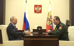 Ο Βλάντιμιρ Πούτιν (αριστερά) με τον Βίκτωρα Ζολότωφ, αρχηγό της ρωσικής Εθνοφρουράς.