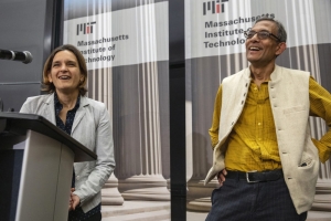 Ο Αμπιτζίτ Μπάνερτζι και η σύζυγός του, Εστέρ Ντουφλό, καθηγητές στο ΜΙΤ και κάτοχοι του βραβείου Νόμπελ Οικονομίας το 2019.  
