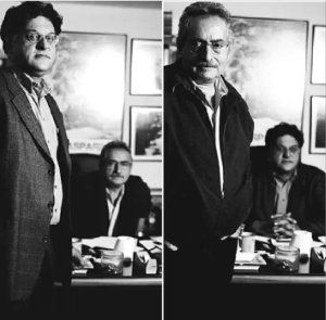 Ο Μισέλ Δημόπουλος (αριστερά σε πρώτο πλάνο, δεξιά πίσω), με τον στενό συνεργάτη του Δημήτρη Εϊπίδη, φωτογραφημένοι το 2000. Οι φωτογραφίες δημοσιεύτηκαν στο Βήμα, εικονογραφώντας συνέντευξη των δύο μεγάλων προσωπικοτήτων του κινηματογράφου στον Γιάννη Ζουμπουλάκη και τον Ηλία Κανέλλη.