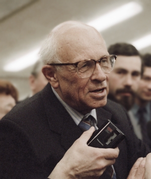 Ο Αντρέι Σάχαροφ, ρώσος πυρηνικός φυσικός, ένας από τους επιστήμονες που δημιούργησαν την πρώτη σοβιετική βόμβα υδρογόνου, και ο πιο γνωστός αντιφρονών του σοβιετικού καθεστώτος, που τιμήθηκε το 1975 με το Νόμπελ Ειρήνης. Η ρωσική δικαιοσύνη αποφάσισε να κλείσει το Ίδρυμα Μεμοριάλ, του οποίου ο Σάχαροφ ήταν συνιδρυτής.