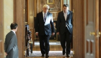 &Delta;&epsilon;&upsilon;&tau;έ&rho;&alpha;, 6 &Iota;&omicron;&upsilon;&lambda;ί&omicron;&upsilon; 2015. &Alpha;&pi;ό &tau;&iota;&sigmaf; 10 &tau;&omicron; &pi;&rho;&omega;ί &omicron; &pi;&rho;ό&epsilon;&delta;&rho;&omicron;&sigmaf; &tau;&eta;&sigmaf; &delta;&eta;&mu;&omicron;&kappa;&rho;&alpha;&tau;ί&alpha;&sigmaf; &Pi;&rho;&omicron;&kappa;ό&pi;&eta;&sigmaf; &Pi;&alpha;&upsilon;&lambda;ό&pi;&omicron;&upsilon;&lambda;&omicron;&sigmaf; (&alpha;&rho;&iota;&sigma;&tau;&epsilon;&rho;ά) έ&chi;&epsilon;&iota; &sigma;&upsilon;&gamma;&kappa;&alpha;&lambda;έ&sigma;&epsilon;&iota; &sigma;&upsilon;&mu;&beta;&omicron;ύ&lambda;&iota;&omicron; &tau;&omega;&nu; &pi;&omicron;&lambda;&iota;&tau;&iota;&kappa;ώ&nu; &alpha;&rho;&chi;&eta;&gamma;ώ&nu;. &Pi;&alpha;&rho;ί&sigma;&tau;&alpha;&nu;&tau;&alpha;&iota; ό&lambda;&alpha; &tau;&alpha; &kappa;ό&mu;&mu;&alpha;&tau;&alpha;, &pi;&lambda;&eta;&nu; &tau;&eta;&sigmaf; &Chi;&rho;&upsilon;&sigma;ή&sigmaf; &Alpha;&upsilon;&gamma;ή&sigmaf; &pi;&omicron;&upsilon; &delta;&iota;&alpha;&phi;&omicron;&rho;&omicron;&pi;&omicron;&iota;ή&theta;&eta;&kappa;&epsilon;, &delta;&eta;&lambda;ώ&nu;&omicron;&nu;&tau;&alpha;&sigmaf; &delta;&iota;ά &tau;&omicron;&upsilon; &alpha;&rho;&chi;&eta;&gamma;&omicron;ύ &tau;&eta;&sigmaf; &epsilon;&nu;&alpha;&nu;&tau;ί&omicron;&nu; &tau;&eta;&sigmaf; &epsilon;&upsilon;&rho;&omega;&pi;&alpha;ϊ&kappa;ή&sigmaf; &pi;&omicron;&rho;&epsilon;ί&alpha;&sigmaf;. 