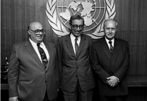 1992. &Sigma;&tau;&eta;&nu; έ&delta;&rho;&alpha; &tau;&omega;&nu; &Eta;&nu;&omega;&mu;έ&nu;&omega;&nu; &Epsilon;&theta;&nu;ώ&nu; &phi;&omega;&tau;&omicron;&gamma;&rho;&alpha;&phi;ί&zeta;&omicron;&nu;&tau;&alpha;&iota; (&alpha;&pi;ό &alpha;&rho;&iota;&sigma;&tau;&epsilon;&rho;ά) &omicron; &tau;&omicron;&upsilon;&rho;&kappa;&omicron;&kappa;ύ&pi;&rho;&iota;&omicron;&sigmaf; &eta;&gamma;έ&tau;&eta;&sigmaf; &rho;&alpha;&omicron;ύ&phi; &Nu;&tau;&epsilon;&nu;&kappa;&tau;ά&sigmaf;, &omicron; &pi;&rho;ό&epsilon;&delta;&rho;&omicron;&sigmaf; &tau;&omicron;&upsilon; &omicron;&Eta;&Epsilon; &Mu;&pi;&omicron;ύ&tau;&rho;&omicron;&sigmaf; &Mu;&pi;&omicron;ύ&tau;&rho;&omicron;&sigmaf; &Gamma;&kappa;ά&lambda;&iota; &kappa;&alpha;&iota; &omicron; &pi;&rho;ό&epsilon;&delta;&rho;&omicron;&sigmaf; &tau;&eta;&sigmaf; &kappa;&upsilon;&pi;&rho;&iota;&alpha;&kappa;ή&sigmaf; &Delta;&eta;&mu;&omicron;&kappa;&rho;&alpha;&tau;ί&alpha;&sigmaf; &Gamma;&iota;ώ&rho;&gamma;&omicron;&sigmaf; &Beta;&alpha;&sigma;&iota;&lambda;&epsilon;ί&omicron;&upsilon;.