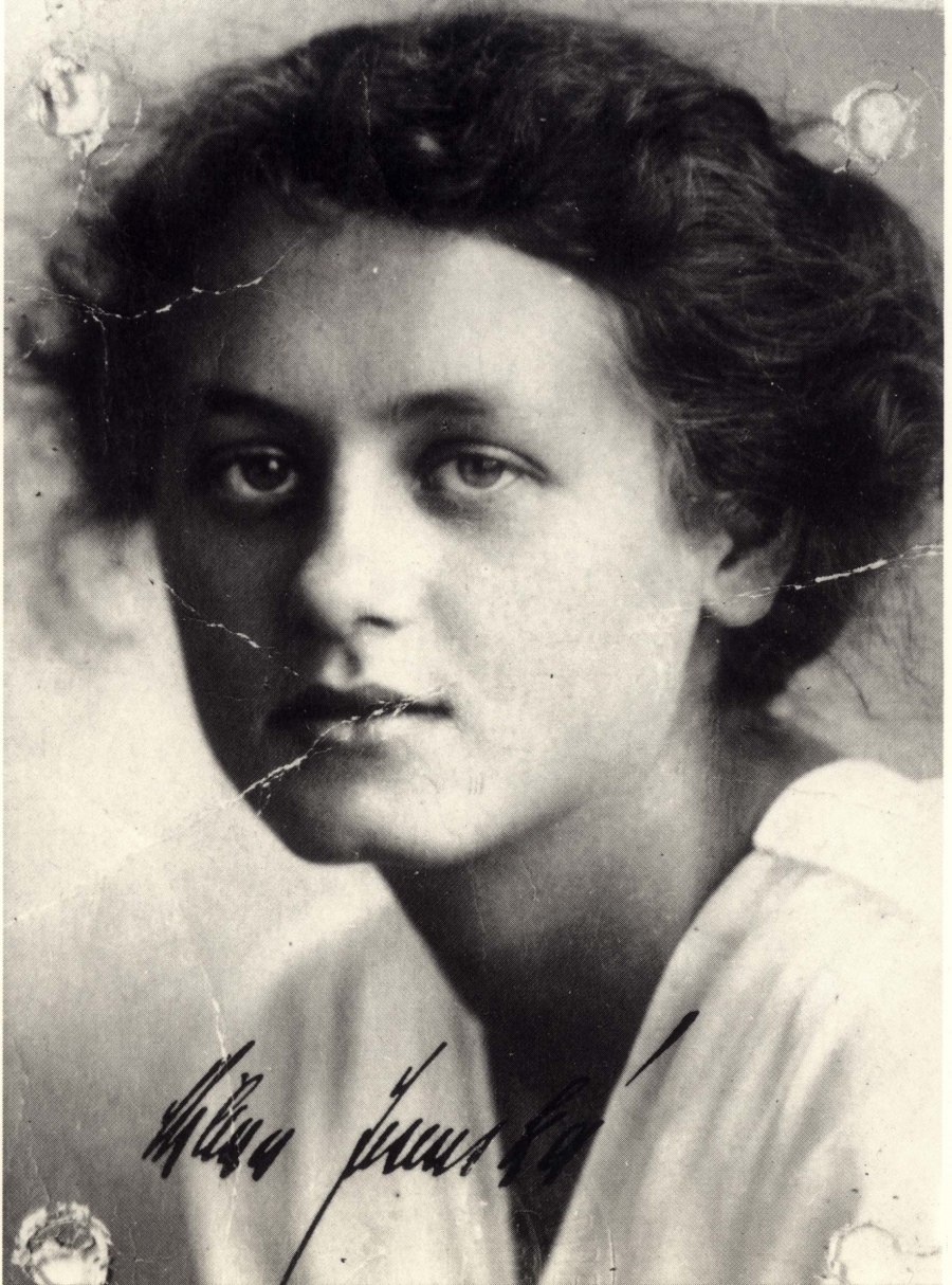 Μιλένα Γιέσενσκα. Τσέχα δημοσιογράφος, φίλη του Φραντς Κάφκα. Πέθανε στις 14 Μαΐου 1944, στο γυναικείο στρατόπεδο Ράβενσπρουκ. Η φωτογραφία υπογράφεται από την ίδια.