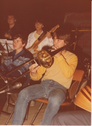 Στην παιδόπολη, την ώρα της άσκησης στο αγαπημένο του μουσικό όργανο.