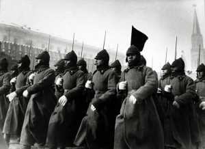 Boris Ignatovich, &Mu;ό&sigma;&chi;&alpha;, &Kappa;ό&kappa;&kappa;&iota;&nu;&eta; &Pi;&lambda;&alpha;&tau;&epsilon;ί&alpha;, &Pi;&rho;&omega;&tau;&omicron;&mu;&alpha;&gamma;&iota;ά 1926. &Mu;&iota;&alpha; &alpha;&pi;ό &tau;&iota;&sigmaf; &epsilon;&iota;&kappa;ό&nu;&epsilon;&sigmaf; &pi;&omicron;&upsilon; &sigma;ί&gamma;&omicron;&upsilon;&rho;&alpha; &theta;&alpha; &alpha;&nu;&tau;ί&kappa;&rho;&iota;&sigma;&epsilon; &omicron; &Beta;ά&lambda;&tau;&epsilon;&rho; &Mu;&pi;έ&nu;&gamma;&iota;&alpha;&mu;&iota;&nu; &kappa;&alpha;&tau;ά &tau;&eta;&nu; &pi;&alpha;&rho;&alpha;&mu;&omicron;&nu;ή &tau;&omicron;&upsilon; &sigma;&tau;&eta; &Mu;ό&sigma;&chi;&alpha;, &tau;&omicron; 1926. &Eta; &phi;&omega;&tau;&omicron;&gamma;&rho;&alpha;&phi;ί&alpha; &sigma;&upsilon;&nu;&iota;&sigma;&tau;ά &mu;&iota;&alpha; &alpha;&pi;ό &tau;&iota;&sigmaf; &pi;&rho;ώ&tau;&epsilon;&sigmaf; &mu;&alpha;&rho;&tau;&upsilon;&rho;ί&epsilon;&sigmaf; &tau;&omega;&nu; &omicron;&rho;&gamma;&alpha;&nu;&omega;&mu;έ&nu;&omega;&nu; &epsilon;&omicron;&rho;&tau;&alpha;&sigma;&mu;ώ&nu; &gamma;&iota;&alpha; &tau;&eta;&nu; &Epsilon;&rho;&gamma;&alpha;&tau;&iota;&kappa;ή &Pi;&rho;&omega;&tau;&omicron;&mu;&alpha;&gamma;&iota;ά &sigma;&tau;&eta;&nu; &Kappa;ό&kappa;&kappa;&iota;&nu;&eta; &Pi;&lambda;&alpha;&tau;&epsilon;ί&alpha; &tau;&omicron;&upsilon; &Kappa;&rho;&epsilon;&mu;&lambda;ί&nu;&omicron;&upsilon;. &Tau;&eta; &chi;&rho;&omicron;&nu;&iota;ά &epsilon;&kappa;&epsilon;ί&nu;&eta;, &pi;&rho;&omega;&tau;&omicron;&kappa;&alpha;&theta;&iota;&epsilon;&rho;ώ&theta;&eta;&kappa;&epsilon; &mu;&iota;&alpha; &pi;&alpha;&rho;ά&delta;&omicron;&sigma;&eta; &pi;&epsilon;&rho;ί&tau;&epsilon;&chi;&nu;&omega;&nu; &mu;&alpha;&zeta;&iota;&kappa;ώ&nu; &gamma;&iota;&omicron;&rho;&tau;ώ&nu; &kappa;&alpha;&iota; &sigma;&tau;&rho;&alpha;&tau;&iota;&omega;&tau;&iota;&kappa;ώ&nu; &pi;&alpha;&rho;&epsilon;&lambda;ά&sigma;&epsilon;&omega;&nu; &pi;&omicron;&upsilon; &epsilon;&pi;&epsilon;&delta;&epsilon;ί&kappa;&nu;&upsilon;&alpha;&nu; &mu;&alpha;&zeta;&iota;&kappa;ό &omicron;&pi;&lambda;&iota;&sigma;&mu;ό, ό&pi;&lambda;&alpha; &tau;&eta;&sigmaf; &sigma;&tau;&rho;&alpha;&tau;&iota;&omega;&tau;&iota;&kappa;ή&sigmaf; &alpha;&epsilon;&rho;&omicron;&pi;&omicron;&rho;ί&alpha;&sigmaf; &kappa;&alpha;&iota; &tau;&eta; &delta;ύ&nu;&alpha;&mu;&eta; &tau;&omicron;&upsilon; &Kappa;ό&kappa;&kappa;&iota;&nu;&omicron;&upsilon; &Sigma;&tau;&rho;&alpha;&tau;&omicron;ύ, &sigma;&tau;&eta;&nu; &omicron;&pi;&omicron;ί&alpha; &alpha;&nu;ή&kappa;&omicron;&upsilon;&nu; &omicron;&iota; &pi;&alpha;&rho;&epsilon;&lambda;&alpha;ύ&nu;&omicron;&nu;&tau;&epsilon;&sigmaf; &tau;&eta;&sigmaf; &epsilon;&iota;&kappa;ό&nu;&alpha;&sigmaf;.  