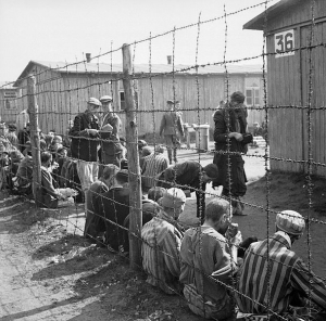 Απρίλιος 1945. Κρατούμενοι στο στρατόπεδο του Μπέργκεν-Μπέλσεν της Πολωνίας έχουν μόλις απελευθερωθεί και απολαμβάνουν το πρώτο ελεύθερο γεύμα τους, καθισμένοι με την πλάτη στα συρματοπλέγματα. Από εκεί, εκείνη την ημέρα, ξεκίνησε τη διαδρομή της επιστροφής της στη γενέτειρα Θεσσαλονίκη η Λούνα Γκατένιο.  
