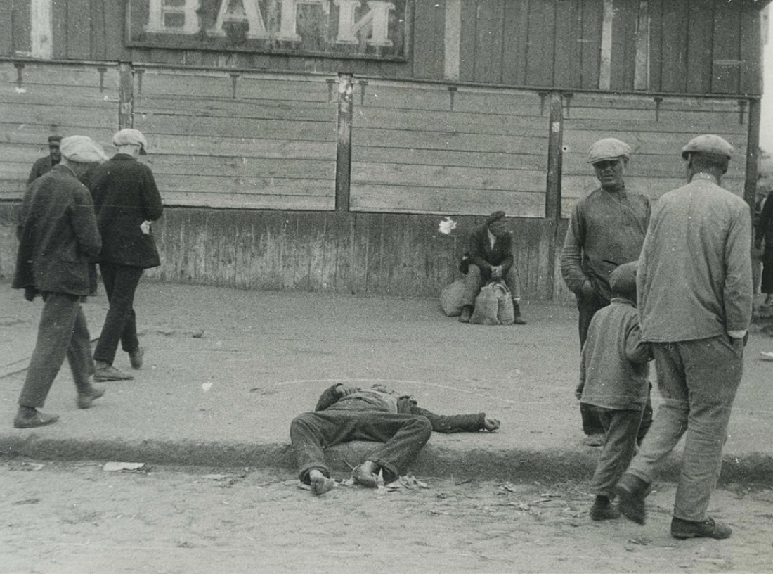 Χάρκοβο, Ουκρανία, 1933. Ένας πεινασμένος άνδρας κείτεται λιπόθυμος. Η κολεκτιβοποίηση των καλλιεργειών, πολιτική που επέλεξε να εφαρμόσει το σταλινικό καθεστώς, και η κατάσχεση της σοδειάς από τις σοβιετικές αρχές οδήγησε σε μεγάλο, πολύνεκρο λιμό. 