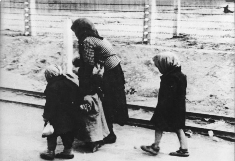 1944, Ά&omicron;&upsilon;&sigma;&beta;&iota;&tau;&sigmaf;. &Delta;&upsilon;&omicron; &pi;&alpha;&iota;&delta;&iota;ά &kappa;&alpha;&iota; &mu;&iota;&alpha; &gamma;&upsilon;&nu;&alpha;ί&kappa;&alpha;, &mu;έ&lambda;&eta; &tau;&eta;&sigmaf; &omicron;&upsilon;&gamma;&gamma;&rho;&iota;&kappa;ή&sigmaf; &epsilon;&beta;&rho;&alpha;ϊ&kappa;ή&sigmaf; &kappa;&omicron;&iota;&nu;ό&tau;&eta;&tau;&alpha;&sigmaf;, &beta;&alpha;&delta;ί&zeta;&omicron;&upsilon;&nu; &tau;&omicron; &delta;&rho;ό&mu;&omicron; &pi;&rho;&omicron;&sigmaf; &tau;&omicron;&upsilon;&sigmaf; &theta;&alpha;&lambda;ά&mu;&omicron;&upsilon;&sigmaf; &epsilon;&xi;ό&nu;&tau;&omega;&sigma;&eta;&sigmaf;. 