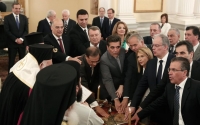 11 &Iota;&omicron;&upsilon;&nu;ί&omicron;&upsilon; 2014. &Tau;&alpha; &mu;έ&lambda;&eta; &tau;&eta;&sigmaf; &nu;έ&alpha;&sigmaf; &kappa;&upsilon;&beta;έ&rho;&nu;&eta;&sigma;&eta;&sigmaf; &Sigma;&alpha;&mu;&alpha;&rho;ά, &mu;&epsilon;&tau;ά &tau;&omicron;&nu; &tau;&epsilon;&lambda;&epsilon;&upsilon;&tau;&alpha;ί&omicron; &alpha;&nu;&alpha;&sigma;&chi;&eta;&mu;&alpha;&tau;&iota;&sigma;&mu;ό, &omicron;&rho;&kappa;ί&zeta;&omicron;&nu;&tau;&alpha;&iota;. &Mu;&epsilon; &pi;&rho;ό&sigma;&omega;&pi;&alpha; ό&pi;&omega;&sigmaf; &eta; &Sigma;&omicron;&phi;ί&alpha; &Beta;&omicron;ύ&lambda;&tau;&epsilon;&psi;&eta;, &omicron; &Alpha;&rho;&gamma;ύ&rho;&eta;&sigmaf; &Nu;&tau;&iota;&nu;ό&pi;&omicron;&upsilon;&lambda;&omicron;&sigmaf; (&delta;&epsilon;&xi;&iota;ά) ή &omicron; &Gamma;&epsilon;&rho;ά&sigma;&iota;&mu;&omicron;&sigmaf; &Gamma;&iota;&alpha;&kappa;&omicron;&upsilon;&mu;ά&tau;&omicron;&sigmaf; (&pi;ί&sigma;&omega; &delta;&epsilon;&xi;&iota;ά), &epsilon;ί&nu;&alpha;&iota; &epsilon;&mu;&phi;&alpha;&nu;ή&sigmaf; &eta; &pi;&rho;&omicron;&alpha;&gamma;&omega;&gamma;ή &tau;&omega;&nu; &epsilon;&kappa;&pi;&rho;&omicron;&sigma;ώ&pi;&omega;&nu; &tau;&omicron;&upsilon; &lambda;&alpha;ϊ&kappa;&iota;&sigma;&mu;&omicron;ύ.