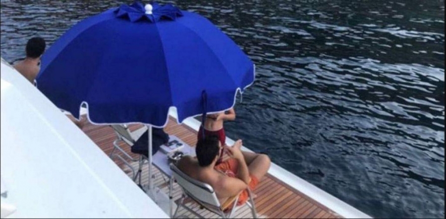 &Eta; &alpha;&pi;&omicron;&kappa;&alpha;&lambda;&upsilon;&pi;&tau;&iota;&kappa;ή &phi;&omega;&tau;&omicron;&gamma;&rho;&alpha;&phi;ί&alpha; &pi;&omicron;&upsilon; έ&delta;&epsilon;&iota;&chi;&nu;&epsilon; &tau;&omicron;&nu; &alpha;&nu;&tau;&iota;&mu;&nu;&eta;&mu;&omicron;&nu;&iota;&alpha;&kappa;ό &epsilon;&chi;&theta;&rho;ό &tau;&omega;&nu; &epsilon;&lambda;ί&tau;, &Alpha;&lambda;έ&xi;&eta; &Tau;&sigma;ί&pi;&rho;&alpha;, &nu;&alpha; &kappa;ά&nu;&epsilon;&iota; &delta;&iota;&alpha;&kappa;&omicron;&pi;έ&sigmaf; &mu;&epsilon;&tau;ά &tau;&eta;&nu; &pi;&omicron;&lambda;ύ&nu;&epsilon;&kappa;&rho;&eta; &kappa;&alpha;&tau;&alpha;&sigma;&tau;&rho;&omicron;&phi;ή &sigma;&tau;&omicron; &Mu;ά&tau;&iota; &sigma;&tau;&omicron; &kappa;ό&tau;&epsilon;&rho;&omicron; &tau;&omicron;&upsilon; &epsilon;&phi;&omicron;&pi;&lambda;&iota;&sigma;&tau;ή &Pi;&epsilon;&rho;&iota;&kappa;&lambda;ή &kappa;&alpha;&iota; &tau;&eta;&sigmaf; &Kappa;&alpha;&tau;&epsilon;&rho;ί&nu;&alpha;&sigmaf; &Pi;&alpha;&nu;&alpha;&gamma;ό&pi;&omicron;&upsilon;&lambda;&omicron;&upsilon;, &laquo;&phi;&iota;&lambda;&omicron;&xi;&epsilon;&nu;&omicron;ύ&mu;&epsilon;&nu;&omicron;&sigmaf;&raquo; &tau;&omega;&nu; &epsilon;&lambda;ί&tau; &pi;&omicron;&upsilon; &theta;&alpha; &epsilon;&xi;&omicron;&upsilon;&delta;&epsilon;&tau;έ&rho;&omega;&nu;&epsilon;. &Eta; &phi;&omega;&tau;&omicron;&gamma;&rho;&alpha;&phi;ί&alpha; &alpha;&upsilon;&tau;ή &sigma;&upsilon;&nu;έ&beta;&alpha;&lambda;&epsilon; &sigma;&tau;&eta;&nu; &alpha;&pi;ό&lambda;&upsilon;&tau;&eta; &kappa;&alpha;&tau;&epsilon;&delta;ά&phi;&iota;&sigma;&eta; &tau;&omega;&nu; &lambda;&alpha;ϊ&kappa;&iota;&sigma;&tau;&iota;&kappa;ώ&nu; &sigma;&upsilon;&nu;&theta;&eta;&mu;ά&tau;&omega;&nu; &tau;&omicron;&upsilon; &alpha;&nu;&tau;&iota;&mu;&nu;&eta;&mu;&omicron;&nu;&iota;&alpha;&kappa;&omicron;ύ &Tau;&sigma;ί&pi;&rho;&alpha;.  