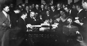30 Ιουνίου 1923, Ελβετία. Ο έλληνας πρωθυπουργός Ελευθέριος Βενιζέλος και ο τούρκος υπουργός Εξωτερικών Ινονού Ισμέτ Πασάς (αριστερά), συνυπογράφουν τη ρήτρα ανταλλαγής των πληθυσμών ανάμεσα σε Ελλάδα και Τουρκία, που έχει προηγηθεί. Στις 24 Ιουλίου, θα ολοκληρωθούν οι επιμέρους επεξεργασίες και θα υπογραφεί το συνολικό κείμενο της Συνθήκης της Λωζάνης.     