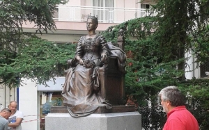 To άγαλμα της βασιλίσσης Όλγας, στον ομώνυμο δρόμο της Θεσσαλονίκης.
