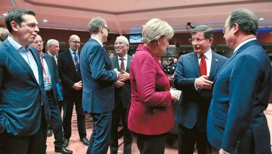 7 Μαρτίου 2013. Στη Σύνοδο Κορυφής της ΕΕ, ο Αλέξης Τσίπρας (αριστερά) παρακολουθεί την Άνγκελα Μέρκελ να συνομιλεί με τον Αχμέτ Νταβούτογλου. 