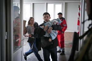 4 Mαρτίου 2022, Μαριούπολη, Ουκρανία.  Η Μαρίνα Γιάτσκο τρέχει πίσω από το φίλο της, Φεντόρ, που μεταφέρει τον τραυματισμένο, 18 μηνών, γιό τους, Κιρίλ, στο νοσοκομείο. Ο Κιρίλ τραυματίστηκε από ρωσική βόμβα και σχεδόν αμέσως υπέκυψε στα τραύματά του