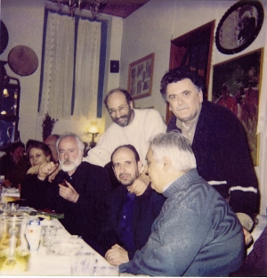 3 Μαρτίου 1998. Παρέα ποιητών σε καφενείο της Αθήνα. Καθιστοί (από δεξιά):  Θωμάς Γκόρπας, Τάκης Παυλοστάθης, Κώστας Σοφιανός και η Αγγελική Ελευθερίου. Όρθιοι, αριστερά ο Γιάννης Πατίλης, δεξιά ο Δημήτρης Κανελλόπουλος.  