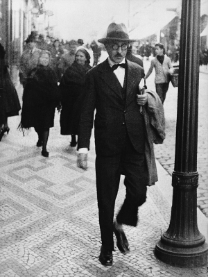 O Φερνάντο Πεσσόα στους δρόμους της Λισσαβώνας. Η φωτογραφία εικάζεται ότι έχει τραβηχτεί μεταξύ 1920 και 1935.  