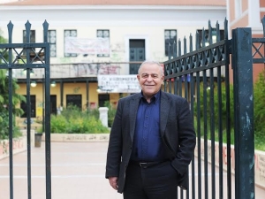 Ο Σταύρος Τσακυράκης στην είσοδο της Νομικής Σχολής. 