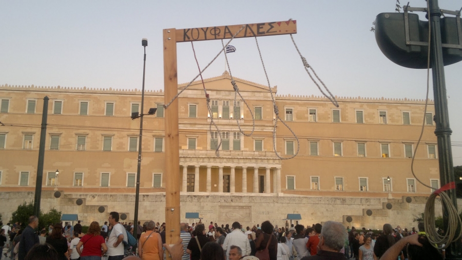 Καλοκαίρι 2011. Κρεμάλες υπόσχονταν για τους πολιτικούς οι «Αγανακτισμένοι» της κάτω πλατείας Συντάγματος, που φώναζαν το σύνθημα «Η χούντα δεν τελείωσε το ’73».   Καλοκαίρι 2011. Κρεμάλες υπόσχονταν για τους πολιτικούς οι «Αγανακτισμένοι» της κάτω πλατείας Συντάγματος, που φώναζαν το σύνθημα «Η χούντα δεν τελείωσε το ’73».