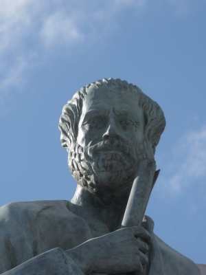 Το άγαλμα του Αριστοτέλη, μπροστά από το κτίριο του Αριστοτελείου Πανεπιστημίου Θεσσαλονίκης. Αψευδής μάρτυς της συστηματικής προσπάθειας να καταλυθεί κάθε έννοια ακαδημαϊκής τάξης.