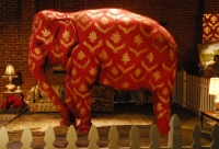 Banksy , O ελέφαντας στο δωμάτιο. Από το Barely Legal show του 2006, στο Λος Άντζελες. Ο ελέφαντας ήταν ζωντανός, η επιφάνειά του σώματός του ζωγραφισμένη.