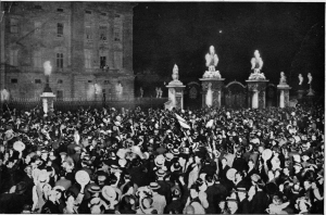 4 Αυγούστου 1914, Λονδίνο. Ενθουσιώδη πλήθη στο Μπάκιγχαμ Πάλας υποδέχονται την έναρξη του πολέμου, που αποδείχτηκε επίπονος και ιδιαίτερα φονικός. Όταν αργότερα μπροστά στην αιματοχυσία οι ηγεσίες έψαχναν τρόπους να λήξουν οι εχθροπραξίες, δεν τα κατάφερναν. Το αποτέλεσμα ήταν τρομερό. 10 εκατομμύρια νεκροί στις μάχες, άλλα δέκα εκατομμύρια από κακουχία και πείνα ανάμεσα στους αμάχους, καθώς επίσης εξευτελισμός κάθε έννοιας δικαίου, αρρώστιες και οικονομική καθυστερηση.