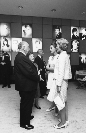 1969. Ο Άλφρεντ Χίτσκοκ και η σύζυγός του, Άλμα Ρεβίλ, συναντιούνται με την Πατ, σύζυγο του αμερικανού προέδρου Ρίτσαρντ Νίξον, και την κόρη τους, Τζούλι Νίξον Αϊζενχάουερ.   