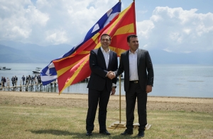 17 Ιουνίου 2018. Ο έλληνας πρωθυπουργός Αλέξης Τσίπρας υποδέχεται τον πρωθυπουργό της πΓΔ της Μακεδονίας Ζόραν Ζάεφ, στους Ψαράδες Πρεσπών.