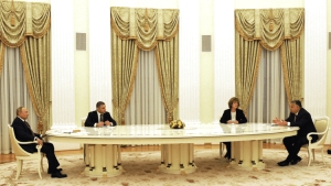 H επίσημη φωτογραφία του Κρεμλίνου από μια συνάντηση μεταξύ του πρωθυπουργού της Ουγγαρίας Βίκτωρ Όρμπαν και του ρώσου προέδρου Βλαντίμιρ Πούτιν στη Μόσχα, 23 ημέρες πριν από την εισβολή στην Ουκρανία. Η Ρωσία θα προσπαθήσει το επόμενο διάστημα να χρησιμοποιήσει αδύναμους κρίκους εντός της ευρωπαϊκής κοινότητας κρατών όπως χρησιμοποιεί αυτή την περίοδο την Ουγγαρία του Όρμπαν, για να επιτεθεί όχι μόνο στα δημοκρατικά πολιτεύματα και στις ανοιχτές κοινωνίες τους αλλά και για να μετατρέψει τη στρατιωτική, θεσμική ή/και κοινωνική αδυναμία αυτών των μεμονωμένων χωρών σε θεμελιώδεις προκλήσεις για ολόκληρη την Ευρώπη.  