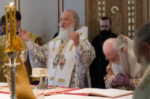 O πατριάρχης Μόσχας Κύριλλος (αριστερά) με υον αρχιεπίσκοπο Αλβανίας Αναστάσιο στην πρόσφατη επίσκεψη του ρώσου εκκλησιαστικού ηγέτη στον αλβανό προκαθήμενο της εκεί ορθόδοξης Εκκλησίας.