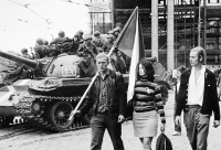 &Pi;&rho;ά&gamma;&alpha;, &Alpha;ύ&gamma;&omicron;&upsilon;&sigma;&tau;&omicron;&sigmaf; 1968. &Nu;&epsilon;&upsilon;&rho;&iota;&kappa;ή &sigma;&upsilon;&nu;ύ&pi;&alpha;&rho;&xi;&eta;, &gamma;&iota;&alpha; &lambda;ί&gamma;&omicron;, &delta;&iota;&alpha;&delta;&eta;&lambda;&omega;&tau;ώ&nu; &kappa;&alpha;&iota; &sigma;&omicron;&beta;&iota;&epsilon;&tau;&iota;&kappa;ώ&nu; &tau;&alpha;&nu;&kappa;&sigmaf;. &Eta; &phi;&omega;&tau;&omicron;&gamma;&rho;&alpha;&phi;ί&alpha; &epsilon;ί&nu;&alpha;&iota; &tau;&omicron;&upsilon; Paul Goldsmith &alpha;&pi;ό &tau;&omicron; &lambda;&epsilon;ύ&kappa;&omega;&mu;&alpha; Prague 1968 Photography By Paul Goldsmith (2013).