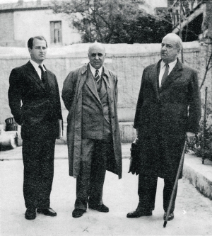 O Γιώργος Σεφέρης, με τον Γιώργο Κατσίμπαλη και τον Πάτρικ Λη Φέρμορ. Οι βρετανοί φιλέλληνες τα χρόνια του πολέμου διατάραξαν τις σχέσεις τους με πολλούς έλληνες φίλους τους λόγω της διαφορετικής προσέγγισης στον Κυπριακό Αγώνα.  