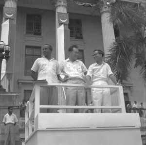 Νοέμβριος 1959. Ο πρωθυπουργός της Σιγκαπούρης, Λη Κουάν Γιού ανάμεσα σε δυο συνεργάτες του.