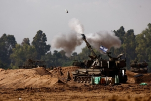 Κινητή μονάδα πυροβολικού βάλλει εναντίον της λωρίδας της Γάζας.