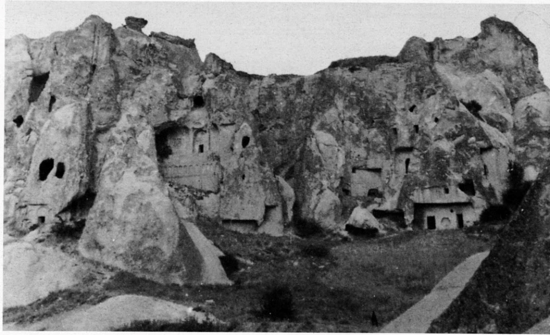 Καππαδοκία. O γκρεμός με το μοναστήρι και τα παρεκκλήσια «27» και «28». Φωτογραφία του Γιώργου Σεφέρη, 1950.  
