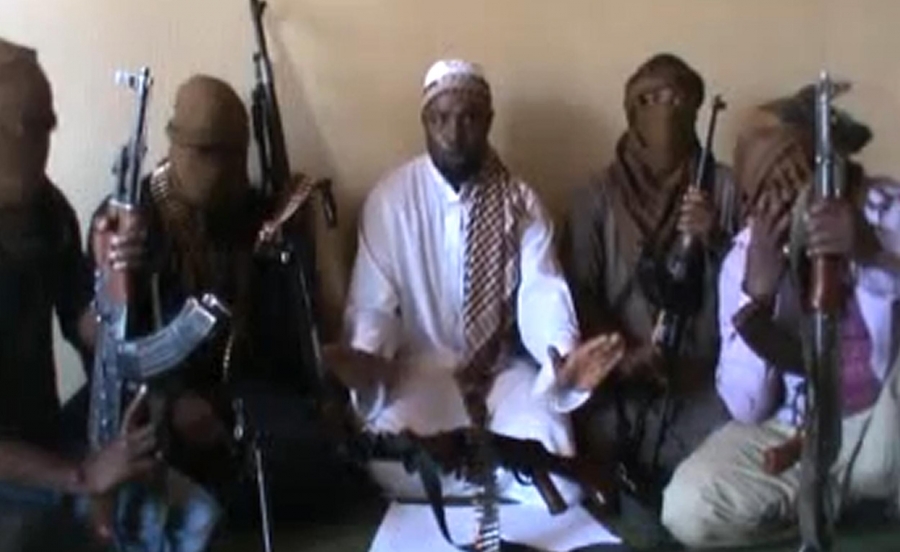 Εικόνα από βίντεο που αναρτήθηκε στο Youtube, στις 12 Απριλίου 2012, στην οποία φαίνεται ο αρχηγός της Μπόκο Χαράμ, Αμπουμπακάρ Σεκάου (στη μέση), περιστοιχισμένος από ισλαμιστές μαχητές.  