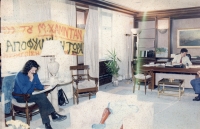 1989. O &gamma;&nu;&omega;&sigma;&tau;ό&sigmaf; &alpha;&kappa;&tau;&iota;&beta;&iota;&sigma;&tau;ή&sigmaf; &tau;&omega;&nu; &Epsilon;&xi;&alpha;&rho;&chi;&epsilon;ί&omega;&nu; &Nu;ί&kappa;&omicron;&sigmaf; &Phi;&epsilon;&lambda;έ&kappa;&eta;&sigmaf; έ&chi;&epsilon;&iota; &epsilon;&gamma;&kappa;&alpha;&tau;&alpha;&sigma;&tau;&alpha;&theta;&epsilon;ί &sigma;&tau;&omicron; &gamma;&rho;&alpha;&phi;&epsilon;ί&omicron; &tau;&omicron;&upsilon; &upsilon;&pi;&omicron;&upsilon;&rho;&gamma;&omicron;ύ &Delta;&iota;&kappa;&alpha;&iota;&omicron;&sigma;ύ&nu;&eta;&sigmaf; &Phi;ώ&tau;&eta; &Kappa;&omicron;&upsilon;&beta;έ&lambda;&eta;, &delta;&iota;&epsilon;&kappa;&delta;&iota;&kappa;ώ&nu;&tau;&alpha;&sigmaf; &nu;&alpha; &mu;&eta;&nu; &epsilon;&kappa;&delta;&omicron;&theta;&epsilon;ί έ&nu;&alpha;&sigmaf; &pi;&alpha;&lambda;&alpha;&iota;&sigma;&tau;ί&nu;&iota;&omicron;&sigmaf; &pi;&omicron;&upsilon; &kappa;&alpha;&tau;&eta;&gamma;&omicron;&rho;&omicron;ύ&nu;&tau;&alpha;&nu; &gamma;&iota;&alpha; &tau;&rho;&omicron;&mu;&omicron;&kappa;&rho;&alpha;&tau;&iota;&kappa;ή &delta;&rho;ά&sigma;&eta;. &Omicron; &Phi;ώ&tau;&eta;&sigmaf; &Kappa;&omicron;&upsilon;&beta;έ&lambda;&eta;&sigmaf; &epsilon;&rho;&gamma;ά&zeta;&epsilon;&tau;&alpha;&iota; &kappa;&alpha;&nu;&omicron;&nu;&iota;&kappa;ά, &sigma;&alpha;&nu; &nu;&alpha; &mu;&eta; &sigma;&upsilon;&mu;&beta;&alpha;ί&nu;&epsilon;&iota; &tau;ί&pi;&omicron;&tau;&alpha;. 
