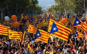 Διαδήλωση στη Βαρκελώνη οπαδών της αυτονομίας. Ο εθνικιστικός πυρετός είναι προφανής από το ρόλο που παίζουν οι σημαίες στη διεκδίκηση απόσχισης από την Ισπανία. 