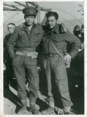 1942. O &Theta;έ&mu;&eta;&sigmaf; &Mu;&alpha;&rho;ί&nu;&omicron;&sigmaf; (&delta;&epsilon;&xi;&iota;ά) &mu;&epsilon; &tau;&omicron;&nu; ά&gamma;&gamma;&lambda;&omicron; &lambda;&omicron;&chi;&alpha;&gamma;ό &Iota;. Ά&iota;&nu;&tau;&epsilon;&rho;, &mu;έ&lambda;&eta; &tau;&eta;&sigmaf; &omicron;&mu;ά&delta;&alpha;&sigmaf; Harling, &tau;&eta;&nu; &pi;&epsilon;&rho;ί&omicron;&delta;&omicron; &pi;&omicron;&upsilon; &pi;&rho;&omicron;&epsilon;&tau;&omicron;&iota;&mu;&alpha;&zeta;ό&tau;&alpha;&nu; &eta; &alpha;&nu;&alpha;&tau;ί&nu;&alpha;&xi;&eta; &tau;&eta;&sigmaf;&nbsp; &Gamma;έ&phi;&upsilon;&rho;&alpha;&sigmaf; &tau;&omicron;&upsilon; &Gamma;&omicron;&rho;&gamma;&omicron;&pi;ό&tau;&alpha;&mu;&omicron;&upsilon;.  