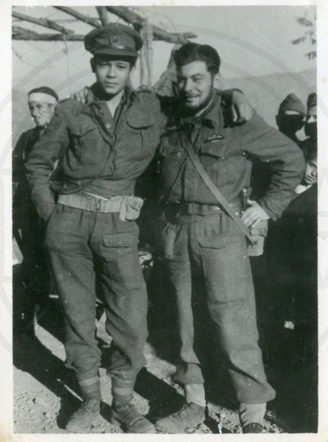 1942. O Θέμης Μαρίνος (δεξιά) με τον άγγλο λοχαγό Ι. Άιντερ, μέλη της ομάδας Harling, την περίοδο που προετοιμαζόταν η ανατίναξη της  Γέφυρας του Γοργοπόταμου.  