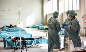 Μπρέσια, Βόρεια Ιταλία. Εργαζόμενοι σε προέκταση νοσοκομείου, όπου νοσηλεύονται προσβληθέντες από τον κορονοϊό.