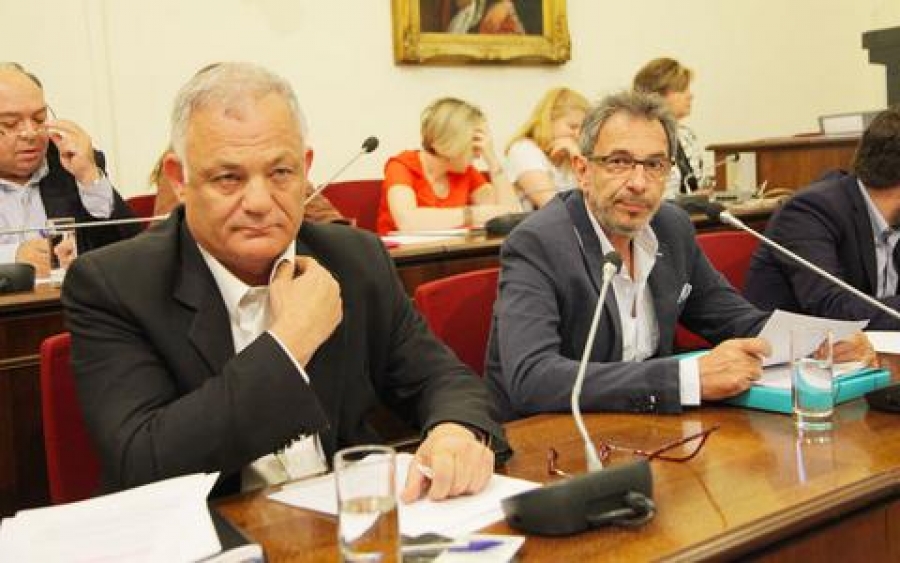 Ο Λάμπης Ταγματάρχης και ο Διονύσης Τσακνής ενώ "ανακρίνονται" από την πρόεδρο της Βουλής, Ζωή Κωνταντοπούλου, προκειμένου να είναι βεβαία ότι θα ηγηθούν μιας ιδιότυπης αίσθησης της αντικειμενικότητας για την κρατική ραδιοτηλεόραση. Ο Λάμπης Ταγματάρχης και ο Διονύσης Τσακνής ενώ "ανακρίνονται" από την πρόεδρο της Βουλής, Ζωή Κωνταντοπούλου, προκειμένου να είναι βεβαία ότι θα ηγηθούν μιας ιδιότυπης αίσθησης της αντικειμενικότητας για την κρατική ραδιοτηλεόραση.