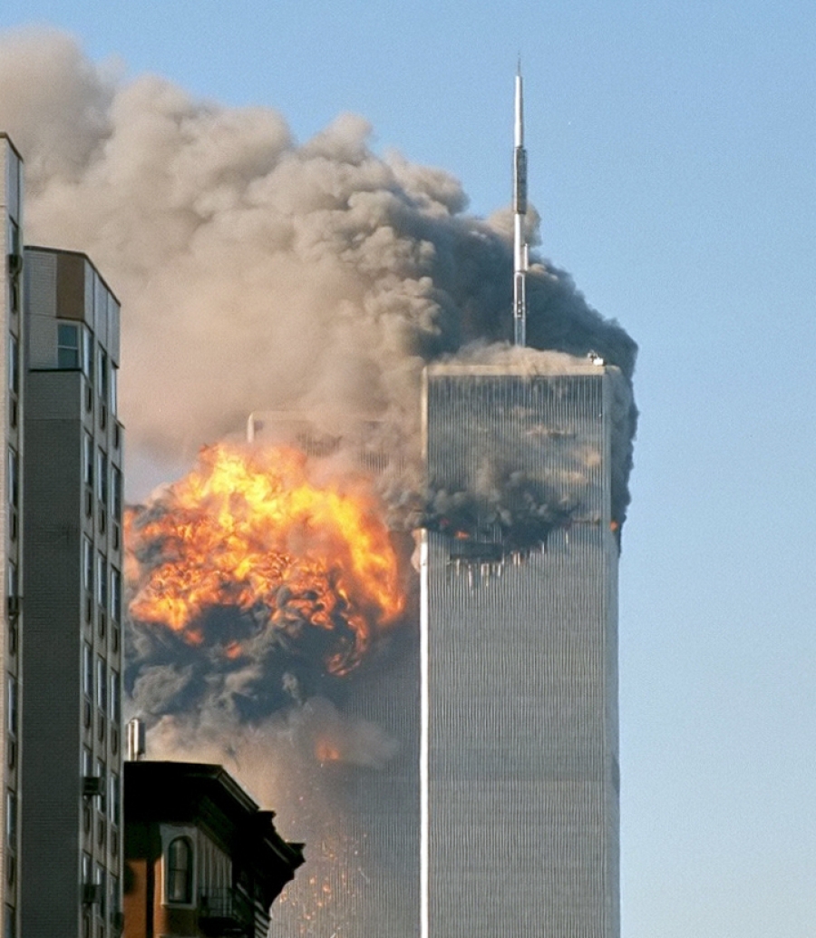 11 Σεπτεμβρίου 2011, Νέα Υόρκη, Μανχάταν. Ο βόρειος Πύργος φλέγεται, έπειτα από την επίθεση αυτοκτονίας με αεροπλάνο  που είχε καταληφθεί από φανατικούς ισλαμιστές αεροπειρατές. Λίγο αργότερα, θα κατέρρεαν και οι δύο Δίδυμοι Πύργοι...