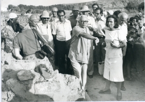 2 Σεπτεμβρίου 1976. Ο καθηγητής Νικόλαος  Πλάτων ξεναγεί τους συνέδρους του Δ’ Κρητολογικού Συνεδρίου στο χώρο των ανασκαφών της Ζάκρου. Ανάμεσα στους συνέδρους βρίσκονται ο Σωτήρης Δάκαρης και ο Λίνος Πολίτης. Αριστερά, πιο πίσω,  με χαμηλωμένο το πάνινο καλοκαιρινό του καπέλο, ο Κώστας Κριμπάς.  