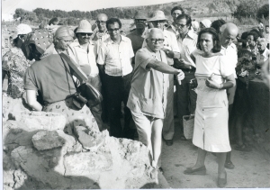 2 Σεπτεμβρίου 1976. Ο καθηγητής Νικόλαος Πλάτων ξεναγεί τους συνέδρους του Δ’ Κρητολογικού Συνεδρίου στο χώρο των ανασκαφών της Ζάκρου. Ανάμεσα στους συνέδρους βρίσκονται ο Σωτήρης Δάκαρης και ο Λίνος Πολίτης. Αριστερά, πιο πίσω, με χαμηλωμένο το πάνινο καλοκαιρινό του καπέλο, ο Κώστας Κριμπάς.