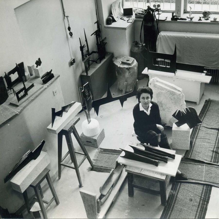Η Άλεξ Μυλωνά στο εργαστήριό της, 1961.