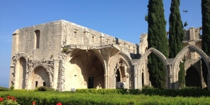 To αββαείο Πέλλα-πάις, γοτθικό μοναστήρι στο ομώνυμο χωριό, πολύ κοντά στην Κυρήνεια της βόρειας Κύπρου, που σήμερα είναι κατεχόμενο έδαφος από τον τουρκικό στρατό. 