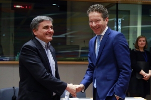 20/2/2017. O Ευκλείδης Τσακαλώτος (αριστερά) και ο Γερούν Ντάισελμπλουμ δίνουν τα χέρια μετά το τέλος του Eurogroup, το οποίο έσπευσε με non paper η ελληνική κυβέρνηση να το χαρακτηρίσει, παραπλανητικό, την καμπή που φέρνει το τέλος της λιτότητας.