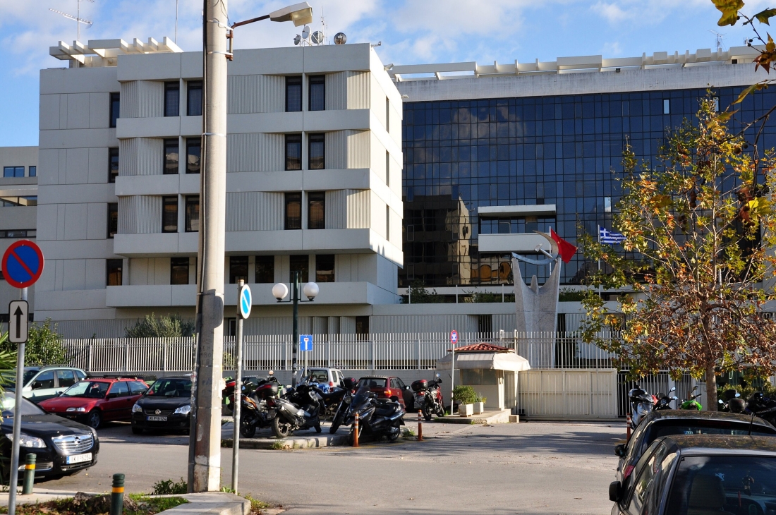 Η έδρα του ΚΚΕ στον Περισσό. Εδώ συντονίζεται και η οικονομική του δραστηριότητα, η οποία, αν και προβάλλεται ως «καθαρή και ελεγχόμενη από το λαό», παραμένει απρόσιτη σε ανεξάρτητο έλεγχο. Το ΚΚΕ διατηρεί εκδοτικές επιχειρήσεις, ακίνητα, ακόμη και τουριστικά συγκροτήματα, όλα υπό κομματικό έλεγχο, ενώ την ίδια στιγμή καταγγέλλει την «καπιταλιστική επιχειρηματικότητα».